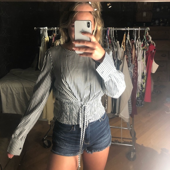 Long sleeve top, scrunch in the middle! - Picture 2 of 4